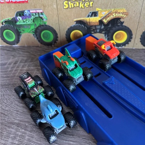 Monster Jam Mini Megalodon Race & Chomp Track - Picture 5 of 9